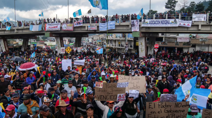 Une route bloquée par des manifestants à San Cristobal Totonicapan, au Guatemala, le 4 octobre 2023. — © GUSTAVO RODAS / AFP